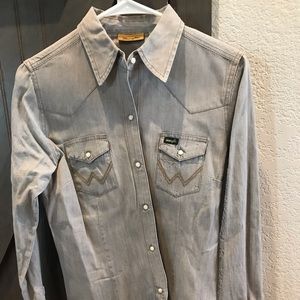 Women’s grey wrangler shirt size Sz S